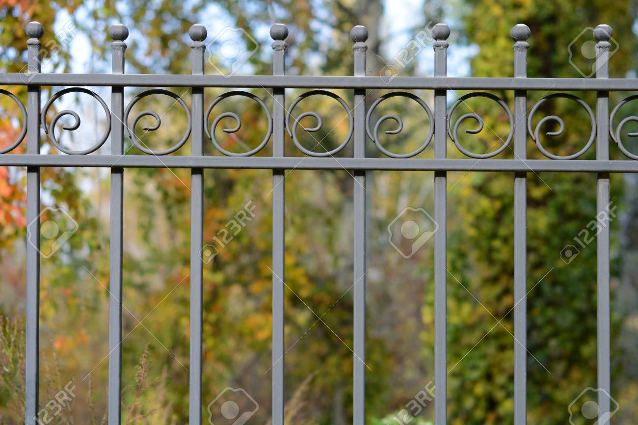 Schoner Schmiedezaun Bild Eines Dekorativen Roheisenzauns Metallzaun Hautnah Metall Geschmiedeter Zaun Lizenzfreie Fotos Bilder Und Stock Fotografie Image 89015060