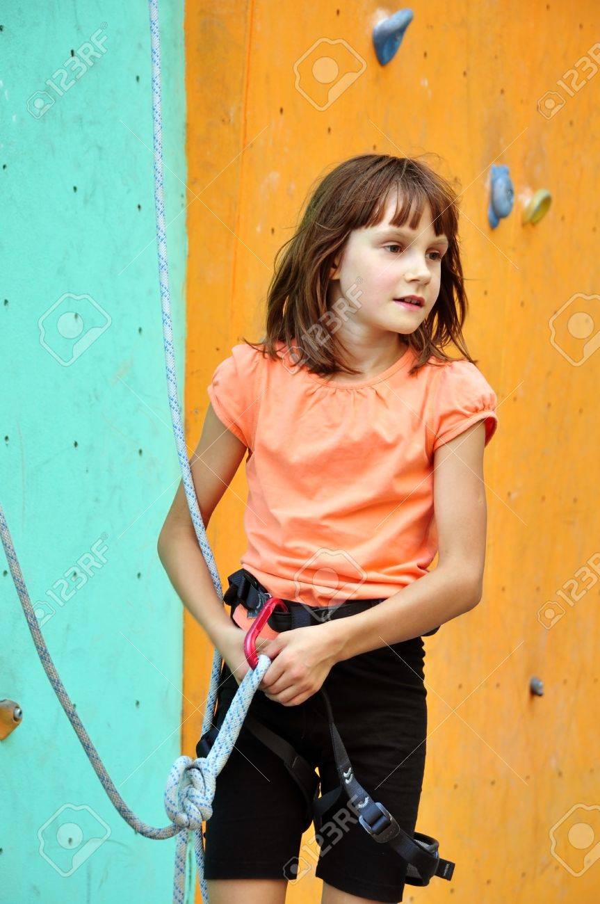 Nino Primaria Con Equipo De Escalada En La Pared De Entrenamiento