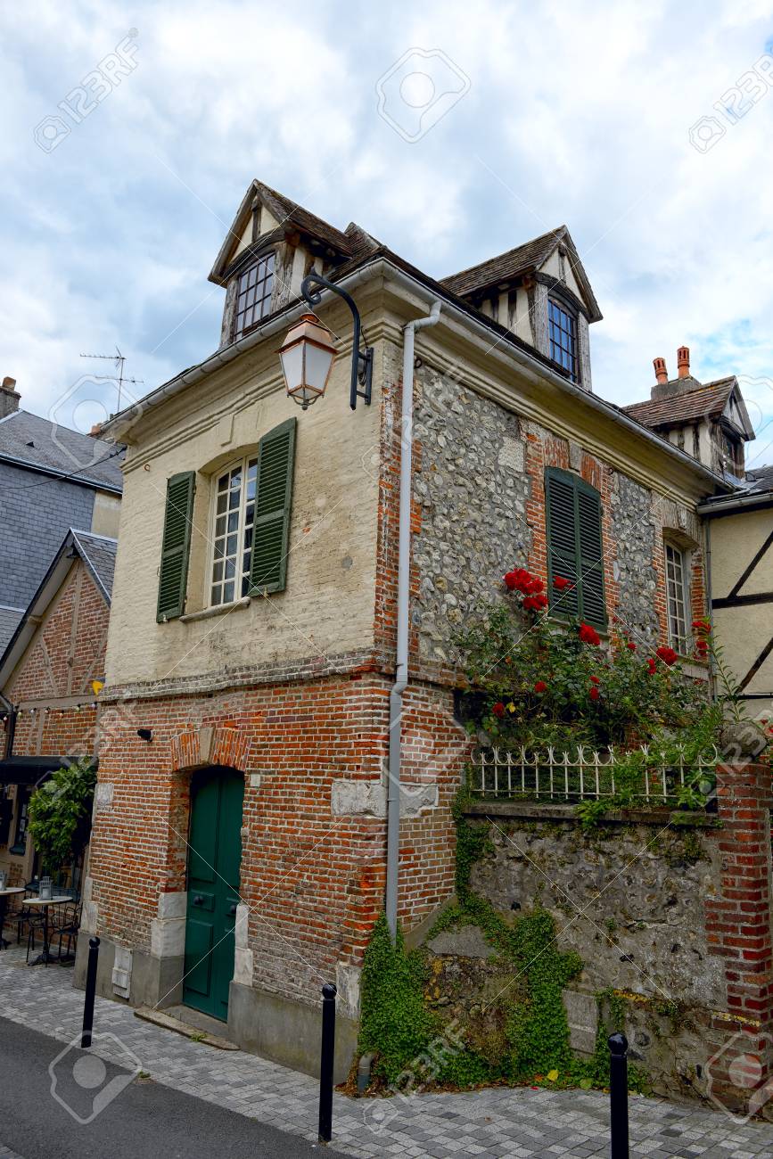 オンフルール フランスのノルマンディーの町にある絵のレンガ造りの家 の写真素材 画像素材 Image