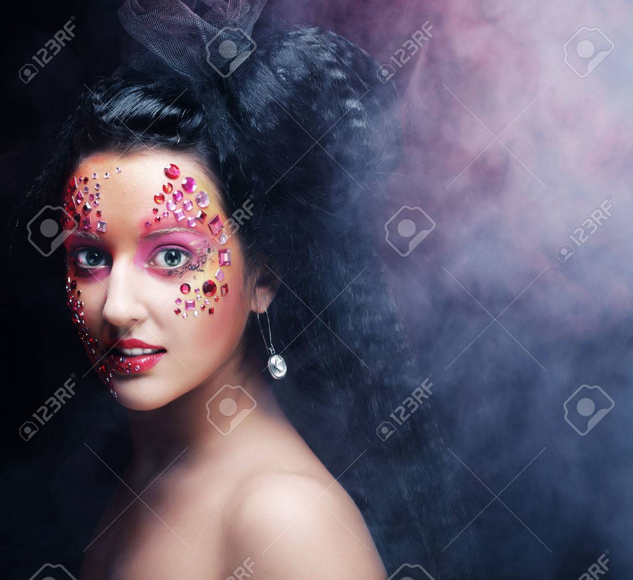 煙の背景に明るいの芸術的なメイクアップと女性のポートレート の写真素材 画像素材 Image 煙の背景に明るいの芸術的なメイクアップと女性のポートレート の写真素材 画像素材 Image