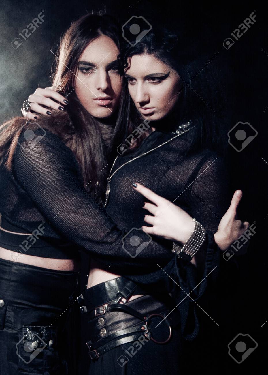 ゴシック カップル 暗い背景上男女のロマンチックな肖像画 の写真素材 画像素材 Image