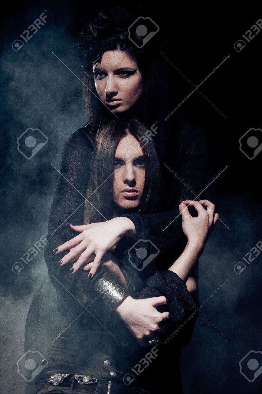 ゴシック カップル 暗い背景上男女のロマンチックな肖像画 の写真素材 画像素材 Image