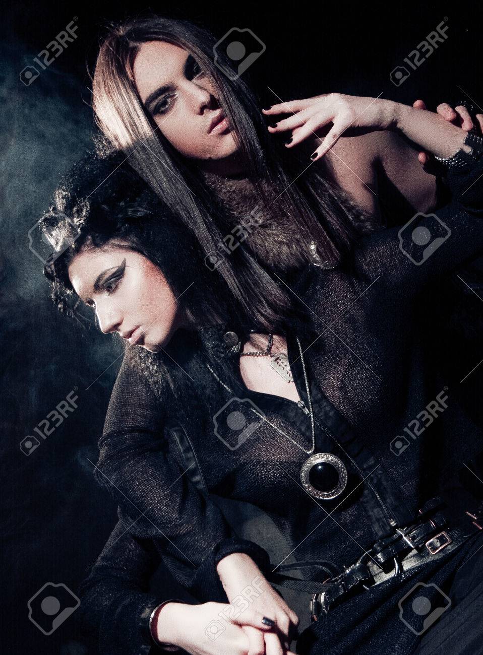 ゴシック カップル 暗い背景上男女のロマンチックな肖像画 の写真素材 画像素材 Image