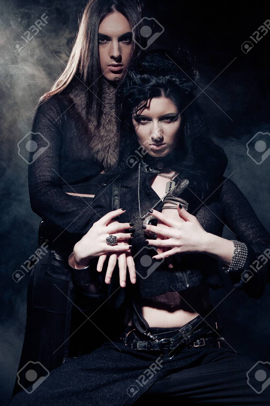 ゴシック カップル 暗い背景上男女のロマンチックな肖像画 の写真素材 画像素材 Image