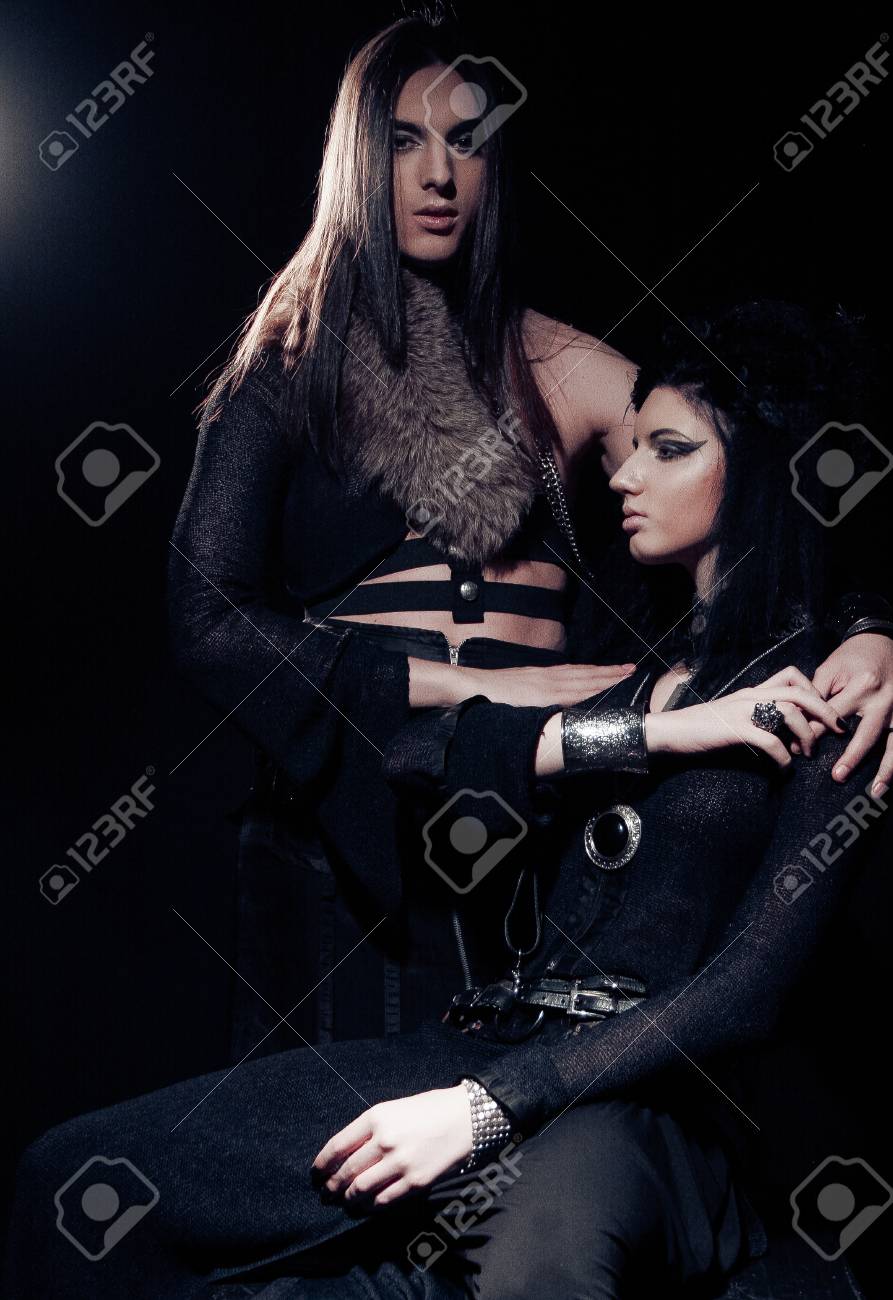 ゴシック カップル 暗い背景上男女のロマンチックな肖像画 の写真素材 画像素材 Image