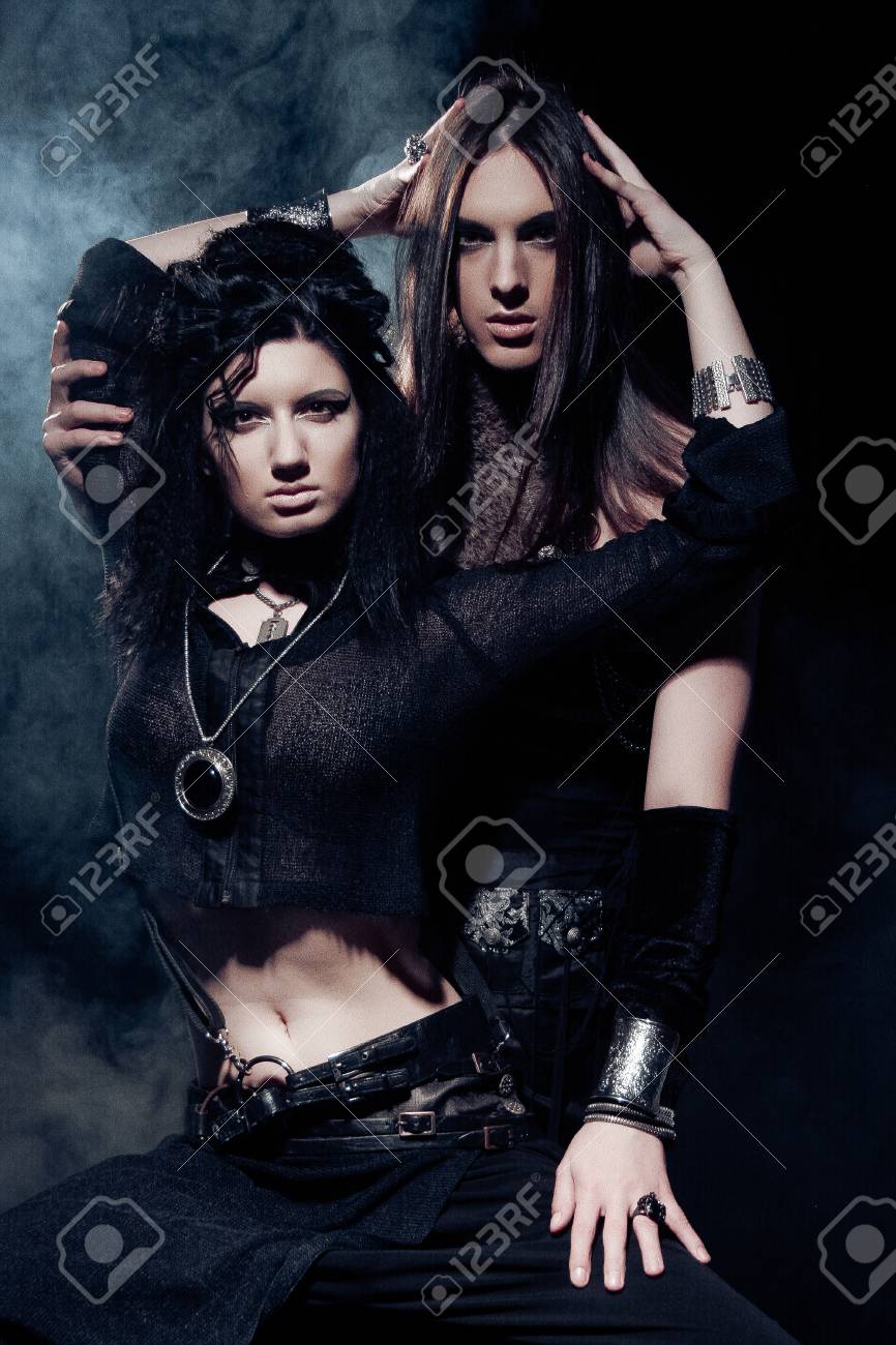 ゴシック カップル 暗い背景上男女のロマンチックな肖像画 の写真素材 画像素材 Image