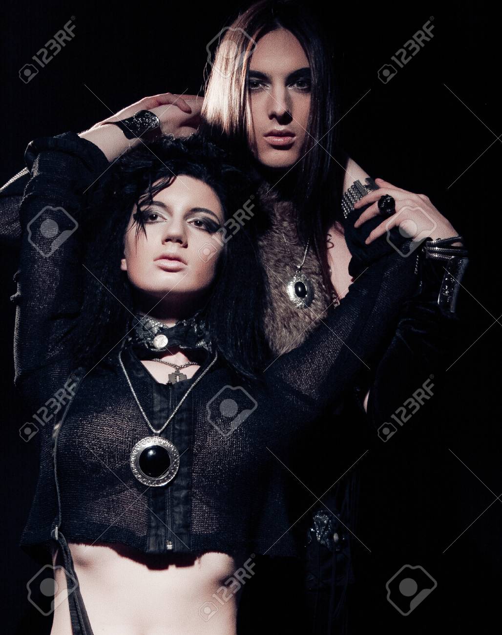 ゴシック カップル 暗い背景上男女のロマンチックな肖像画 の写真素材 画像素材 Image