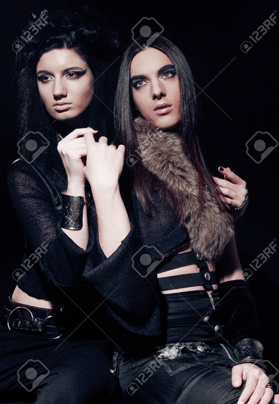 ゴシック カップル 暗い背景上男女のロマンチックな肖像画 の写真素材 画像素材 Image