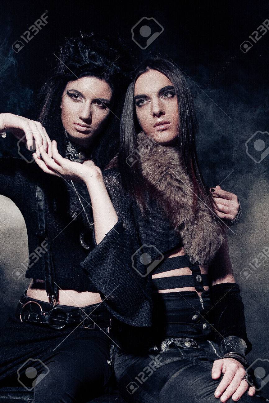 ゴシック カップル 暗い背景上男女のロマンチックな肖像画 の写真素材 画像素材 Image