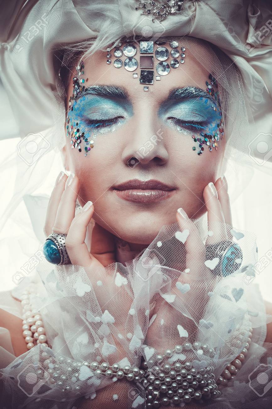 白い背景の上の雪の女王 の写真素材 画像素材 Image