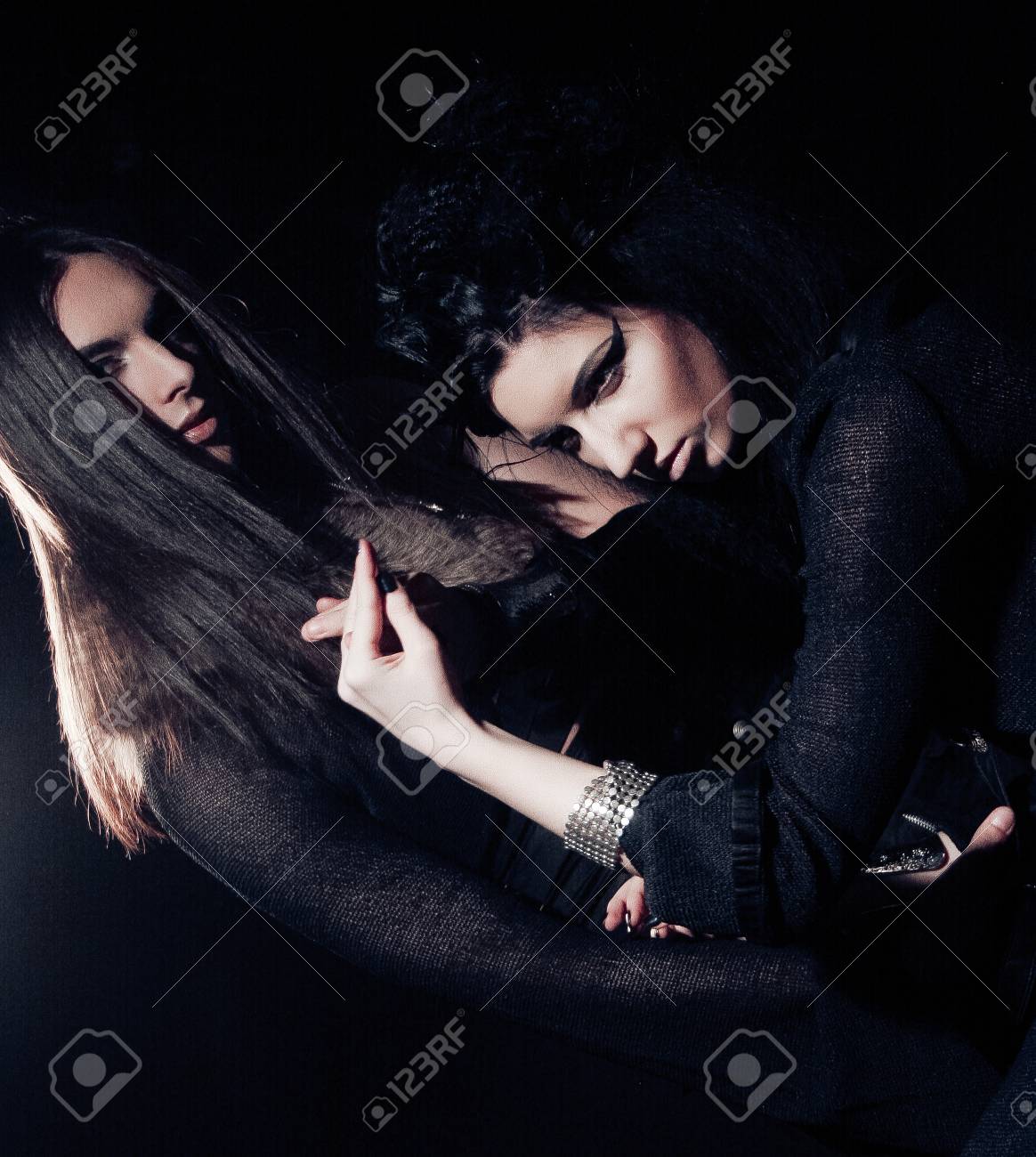 ゴシック カップル 暗い背景上男女のロマンチックな肖像画 の写真素材 画像素材 Image