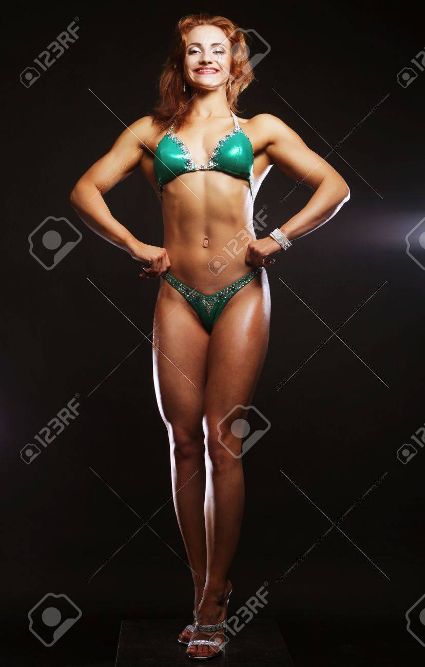 黒い背景にビキンのセクシーなブロンドのボディービルダー女 の写真素材 画像素材 Image 黒い背景にビキンのセクシーなブロンドのボディービルダー女 の写真素材 画像素材 Image