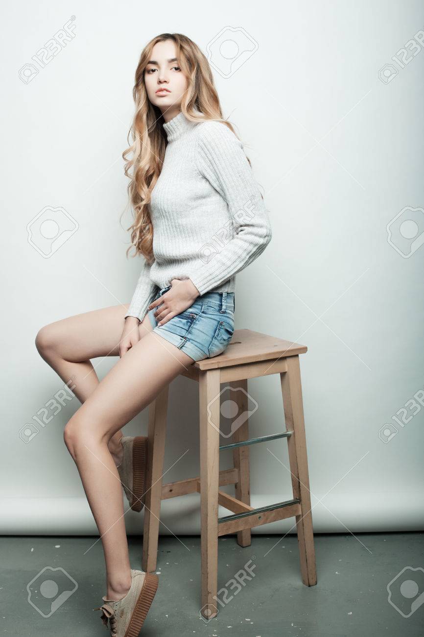 ライフ スタイル ファッション 人々 の概念 ファッションモデルのスタジオで木製の椅子に座っての全身肖像画 の写真素材 画像素材 Image