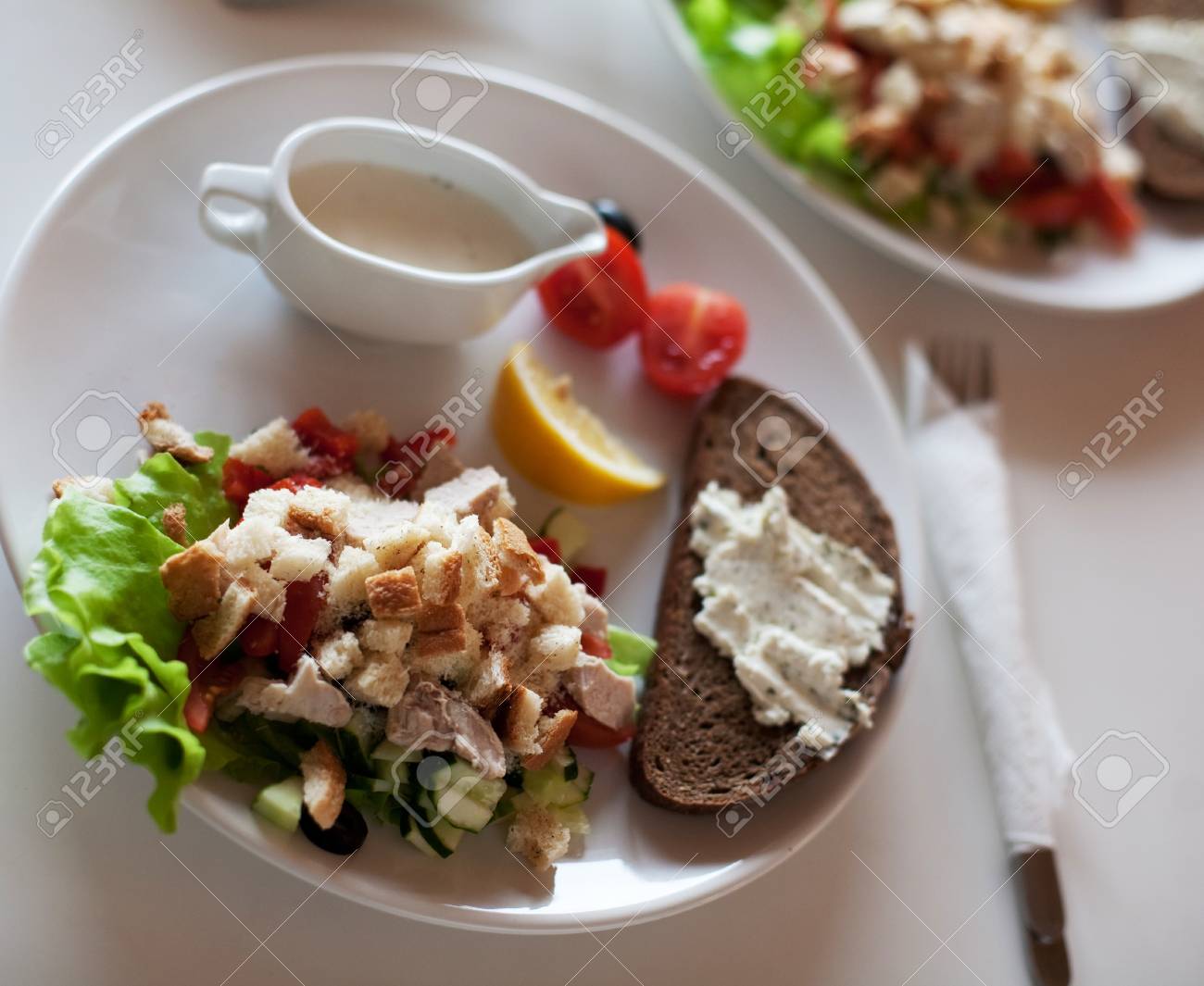 ソース ボートとパンの従来のシーザー サラダ の写真素材 画像素材 Image