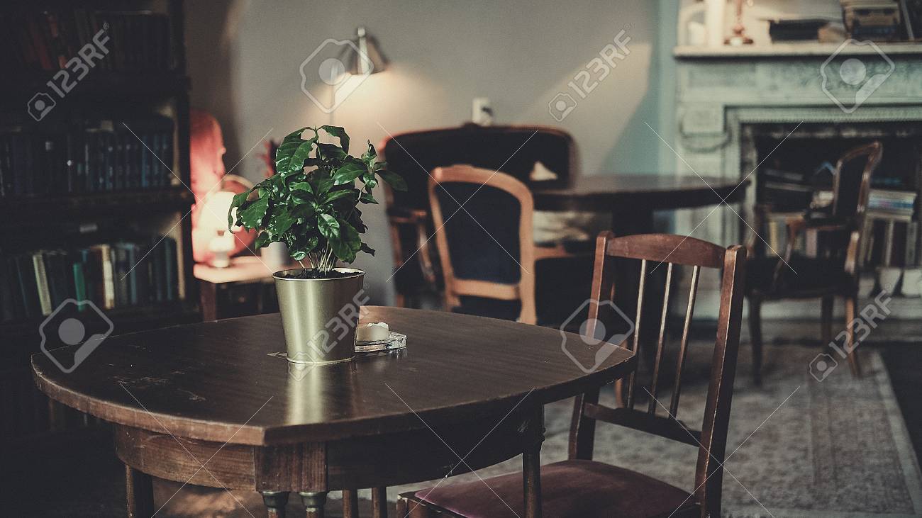 L Interieur Mit Alten Möbeln Und Kamin Lizenzfreie Fotos, Bilder Und ... L Interieur Mit Alten Möbeln Und Kamin Lizenzfreie Fotos, Bilder Und ...