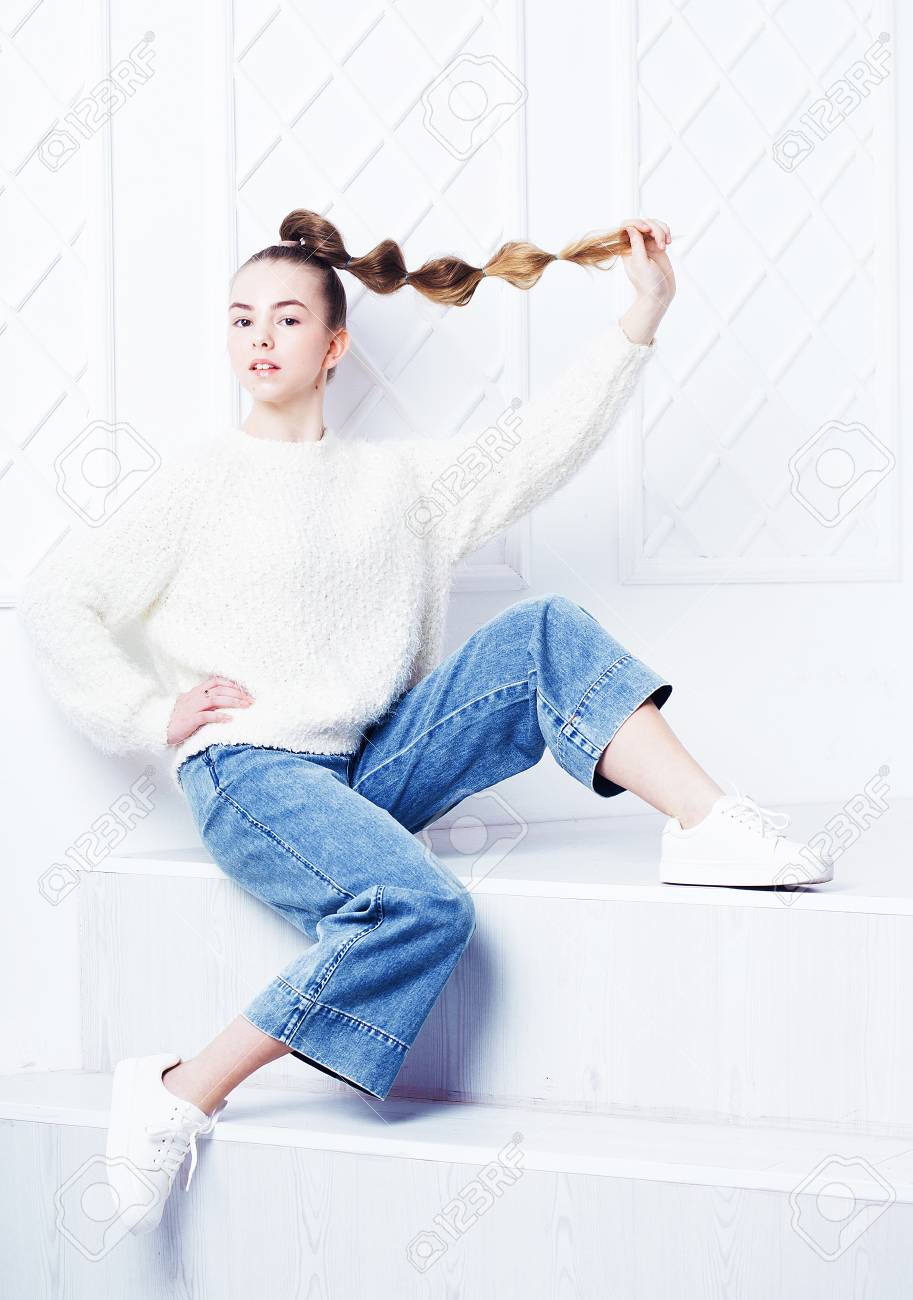 ファッションと人々のコンセプト 階段に座ってポーズをとってカジュアルな服を着たスタイリッシュな十代の女の子 の写真素材 画像素材 Image 9737