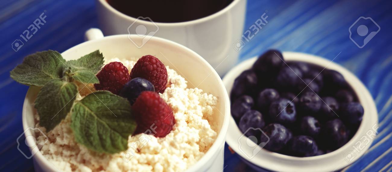 Immagini Stock Ricotta Russa Con Bacche E Menta Mirtilli E Caffe Ottima Colazione Avvicinamento Image 97902509