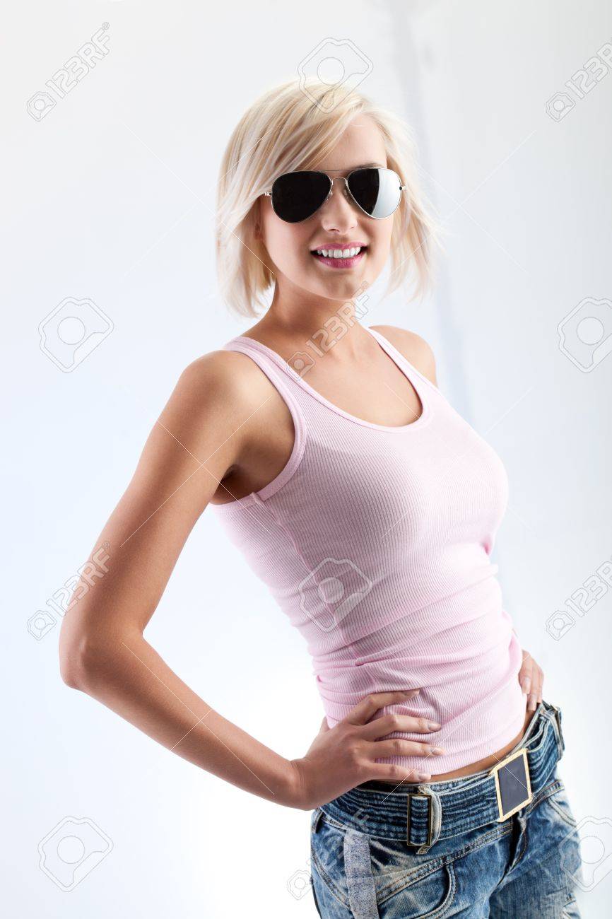 サングラスとピンクのタンクトップを着て金髪の女性のファッションの肖像画 の写真素材 画像素材 Image