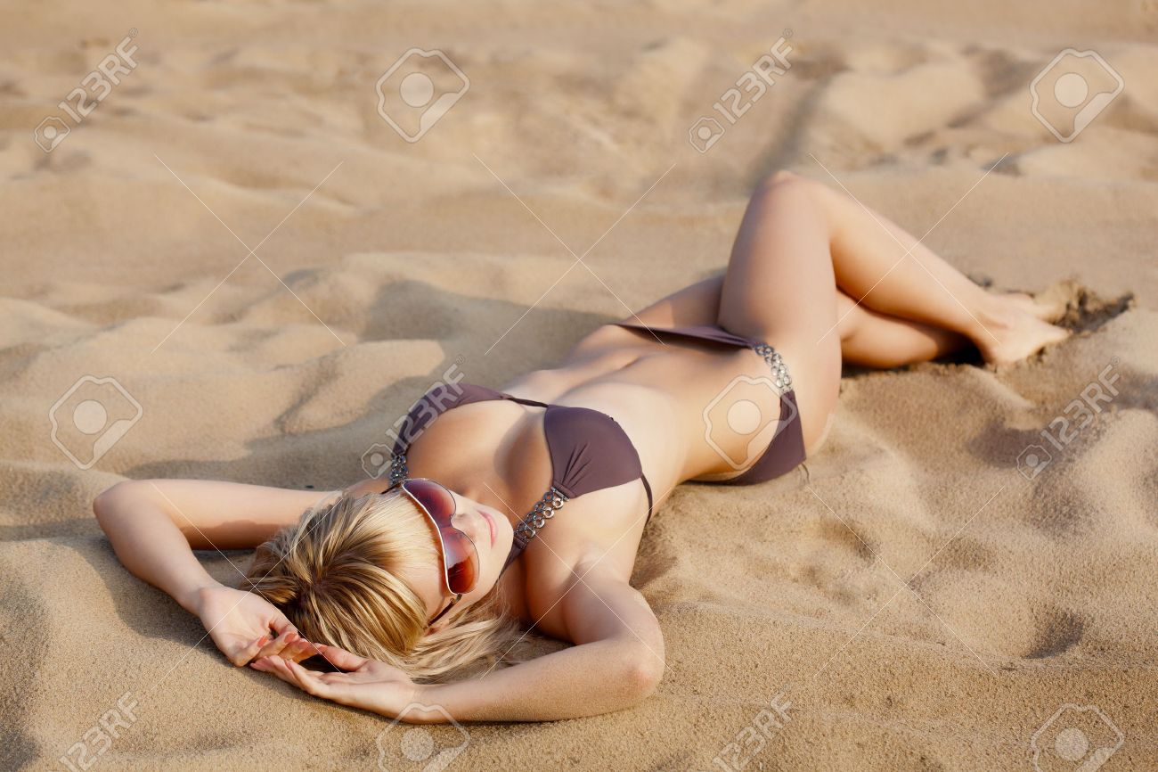 De blondine op het strand