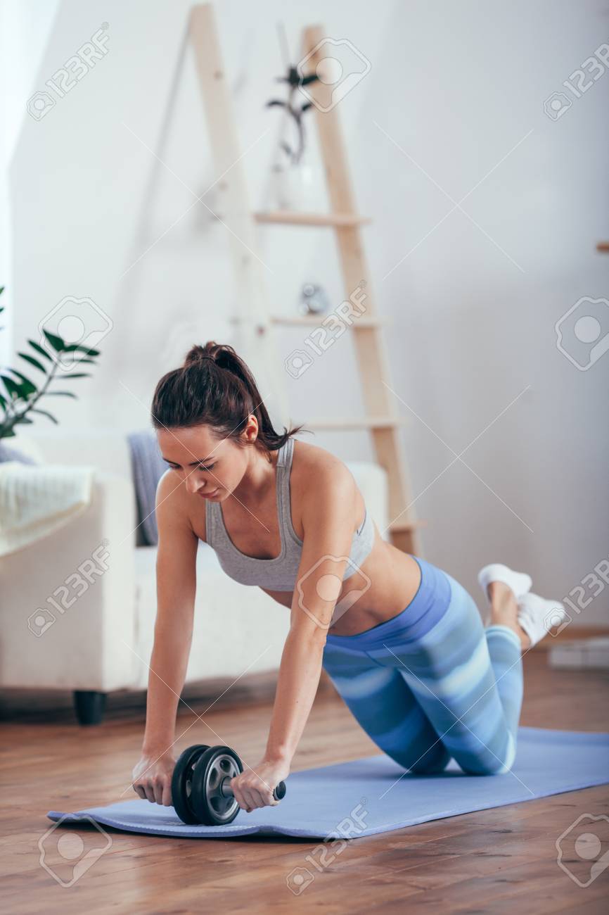 Frau Mit Bauchmuskelubungen Mit Rad Trainingsubung Zu Hause Um Gewicht Zu Verlieren Lizenzfreie Fotos Bilder Und Stock Fotografie Image 77109743