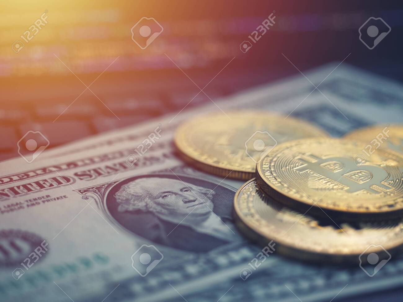 Dinero Virtual Bitcoin Dorado Sobre Fondo De Dólares. Concepto De  Intercambio De Criptomonedas De Bitcoin Fotos, retratos, imágenes y  fotografía de archivo libres de derecho. Image 117665733