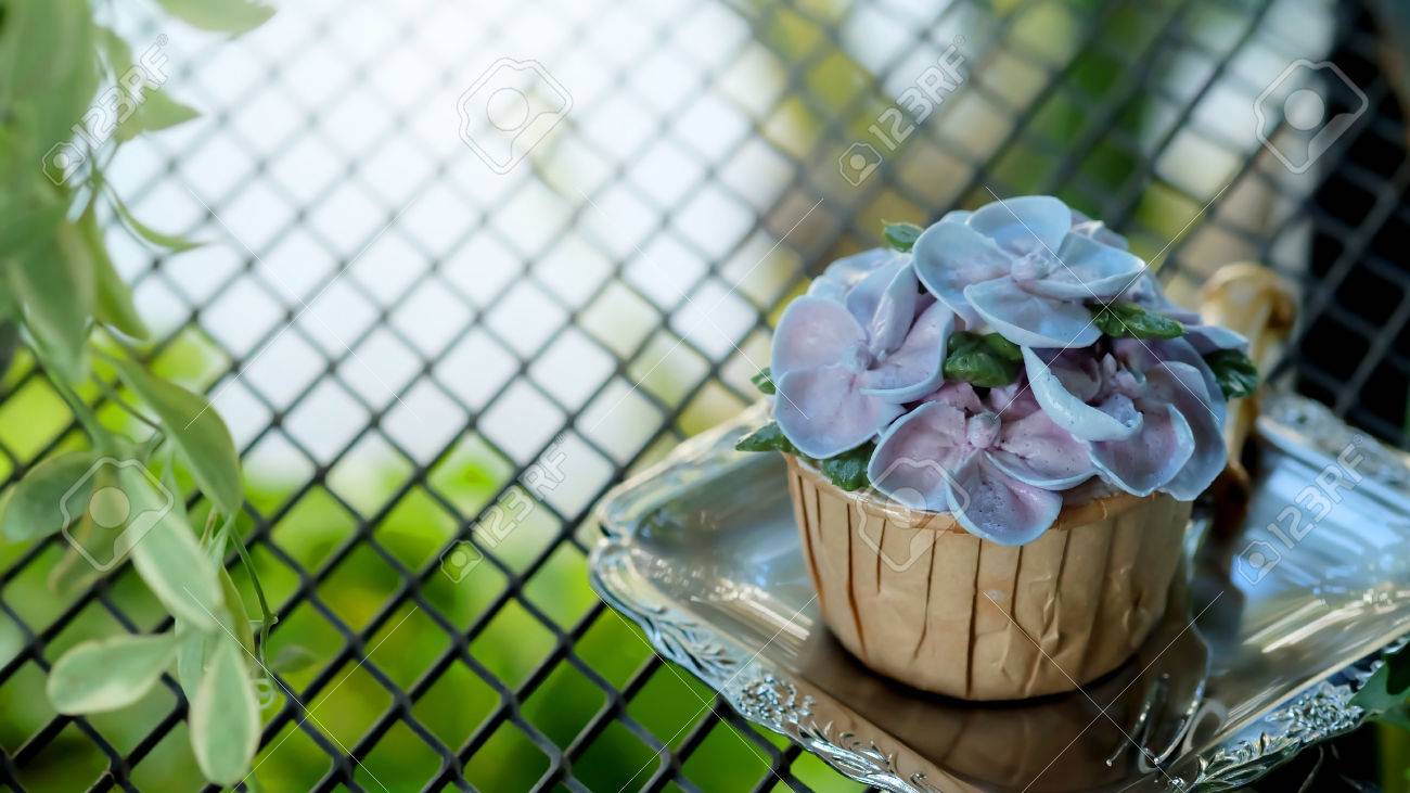 青いケーキ デザインのブルーの紫陽花の花のようなクリーム の写真素材 画像素材 Image