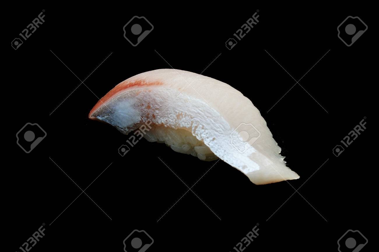 ハマチの寿司 ブリの寿司やカンパチ魚 日本の黄色の尾 Fusiler 魚がご飯 黒の隔離された背景を持つ日本の伝統食品料理のスタイル の写真素材 画像素材 Image