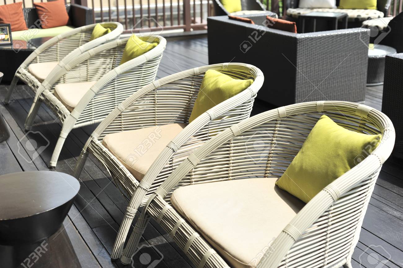 枕でテラスで屋外の家具籐の椅子 の写真素材 画像素材 Image