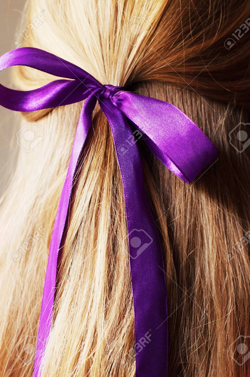 波の形で美ロング ストレート毛で若い女性の背面 後ろから長い髪の女の明るい絵 若い長髪女性着用のリアビュー の写真素材 画像素材 Image