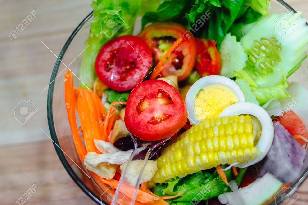 野菜サラダ ボウルとフォークのクローズ アップ 健康的な食事 ダイエット ベジタリアン キッチンや調理 の写真素材 画像素材 Image