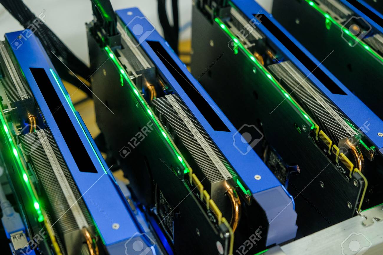 근접 및 선택적 포커스 비트 코인 마이닝 작업 컴퓨터의 그래픽 카드 Bitcoin은 온라인 지불 및 다양 한 통화로 돈을 변환하는 데  사용할 수있는 디지털 통화입니다. 로열티 무료 사진, 그림, 이미지 그리고 스톡포토그래피.