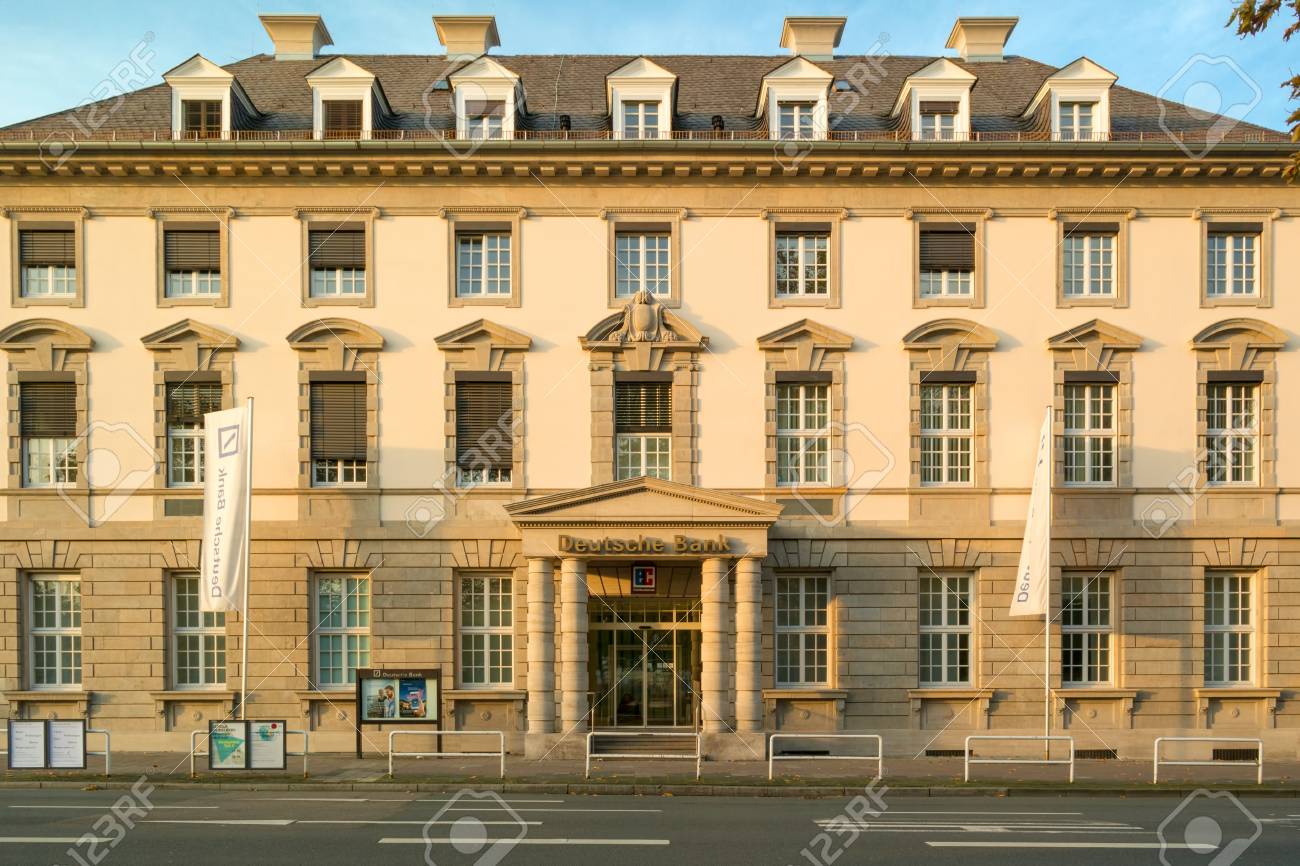 ドイツ銀行支店: 古典的な古いファサード ドイツ グローバル銀行業および金融サービスの会社のロゴと建物表示の入り口。ハイデルベルク, ドイツ -  2016 年 11 月 1 日の写真素材・画像素材 Image 64795656