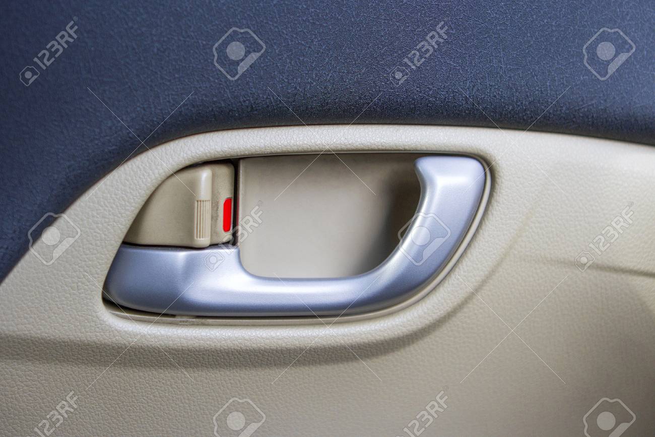 茶色と汚れた内部から車のドアハンドル の写真素材 画像素材 Image