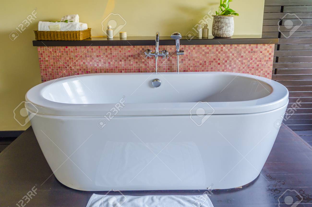 Baignoire Sur Pied Contemporaine En Céramique Et Mur De Carreaux De ... Baignoire Sur Pied Contemporaine En Céramique Et Mur De Carreaux De ...