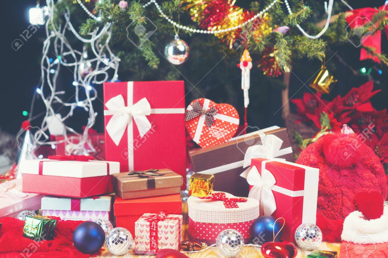 豪華な新年のギフトボックス 休日にクリスマスツリーの下にプレゼントボックス クリスマスのお祝い お祝いの光沢のあるボールで飾られた家 魔法の夜 の写真素材 画像素材 Image 豪華な新年のギフトボックス 休日にクリスマスツリーの下にプレゼントボックス クリスマスのお祝い お祝いの光沢のあるボールで飾られた家 魔法の夜 の写真素材 画像素材 Image