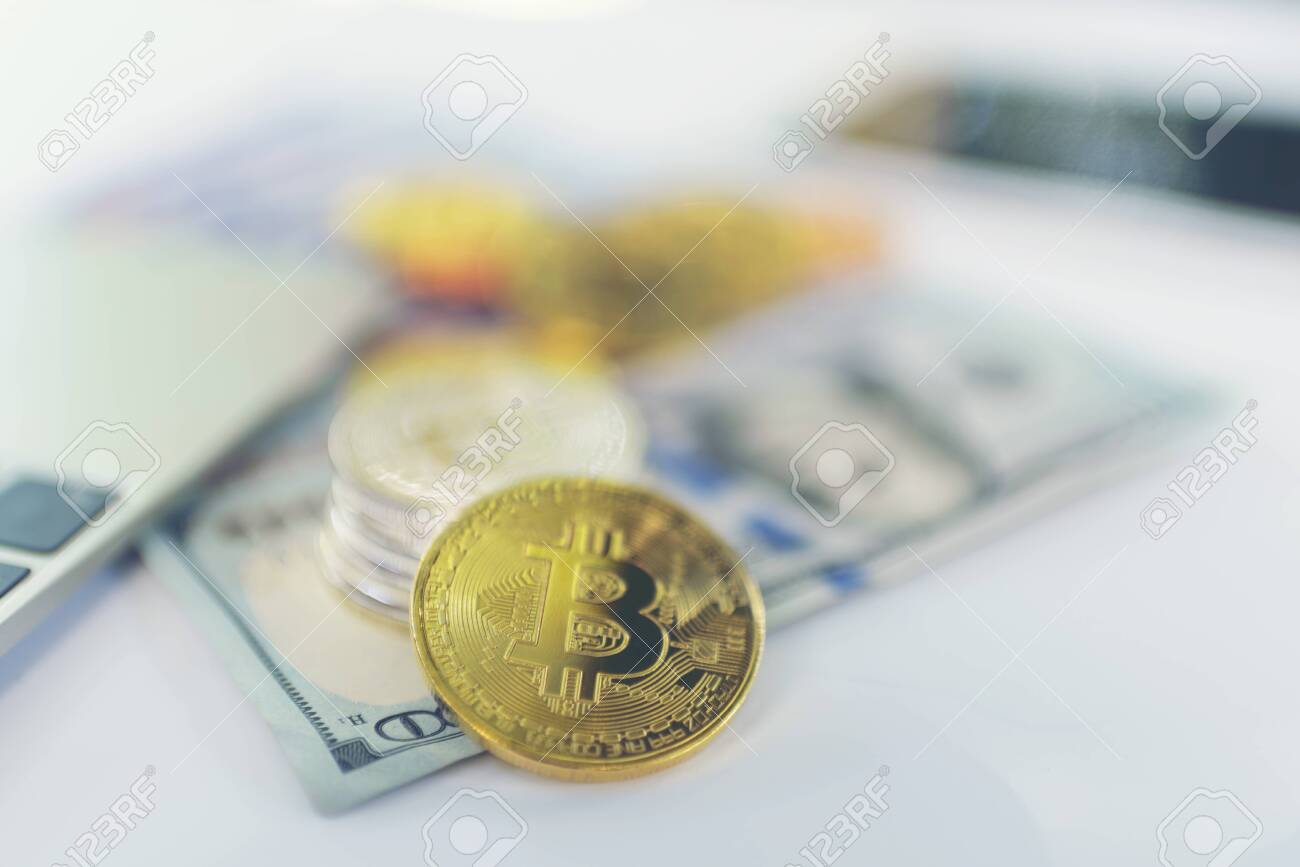 비트코인 온라인 마케팅 컨셉을 이용한 온라인 비즈니스 로열티 무료 사진, 그림, 이미지 그리고 스톡포토그래피. Image  112179422