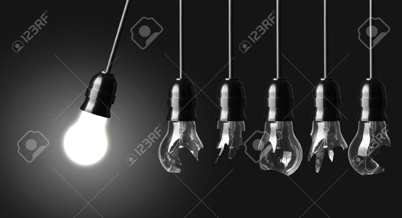 Perpetuum Mobile Mit Zerbrochenen Lampen Und Leuchtende Gluhbirne Lizenzfreie Fotos Bilder Und Stock Fotografie Image 26284620