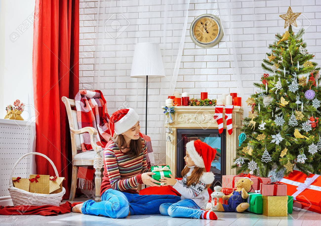 母と娘のクリスマス プレゼント交換 の写真素材 画像素材 Image 母と娘のクリスマス プレゼント交換 の写真素材 画像素材 Image
