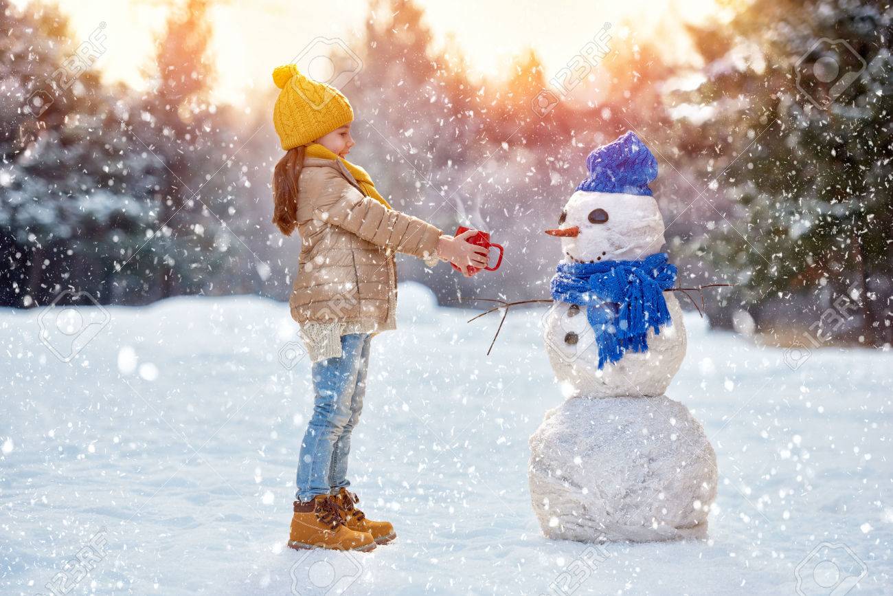 雪に覆われた冬の雪だるまで幸せな子供女の子 Plaing 歩く の写真素材 画像素材 Image 雪に覆われた冬の雪だるまで幸せな子供女の子 Plaing 歩く の写真素材 画像素材 Image