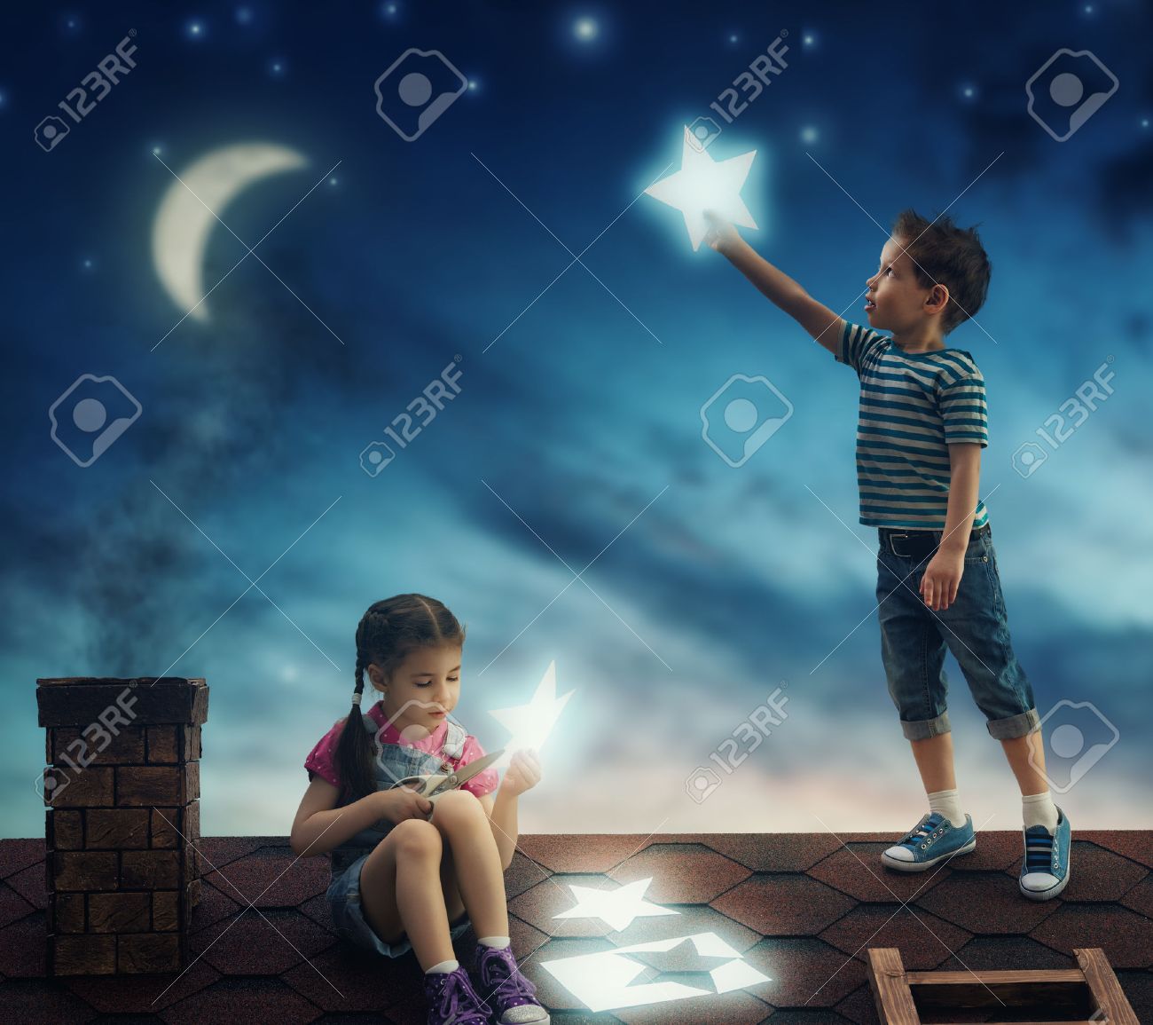 おとぎ話 子供たちは 空の星を切った 少年と屋根の上の少女は 星を切り抜きます の写真素材 画像素材 Image おとぎ話 子供たちは 空の星を切った 少年と屋根の上の少女は 星を切り抜きます の写真素材 画像素材 Image