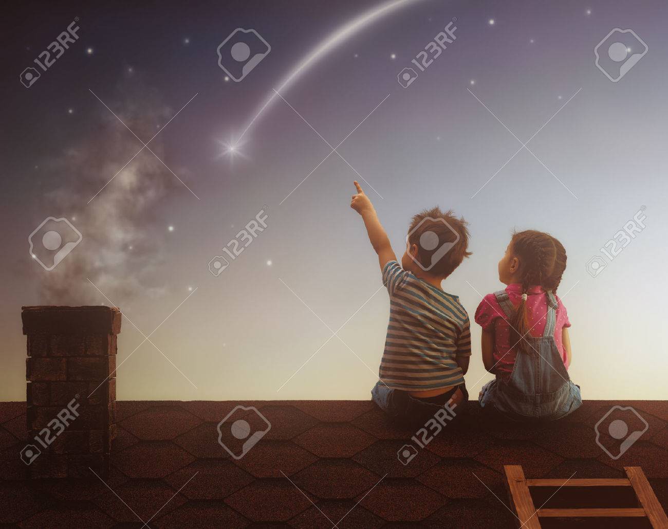 2 つのかわいい子供たちは 屋根の上に座るし 星を見ています 男の子と女の子は 流れ星を見て 願い事をします の写真素材 画像素材 Image