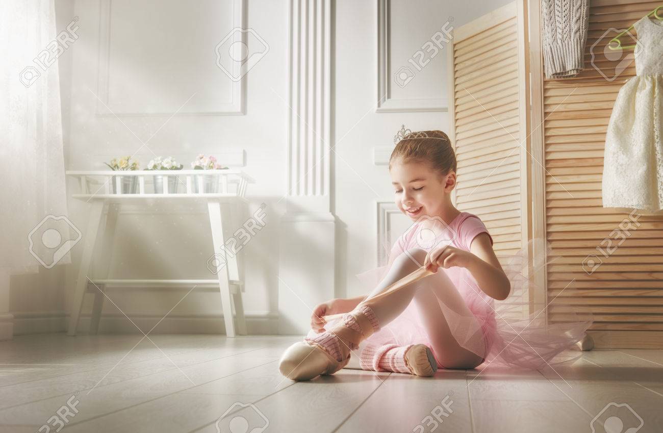 バレリーナのかわいい小さな女の子の夢 部屋で踊るピンクのチュチュで子供の女の子 女の赤ちゃんは バレエを勉強しています の写真素材 画像素材 Image バレリーナのかわいい小さな女の子の夢 部屋で踊るピンクのチュチュで子供の女の子 女の赤ちゃんは バレエを勉強しています の写真素材 画像素材 Image