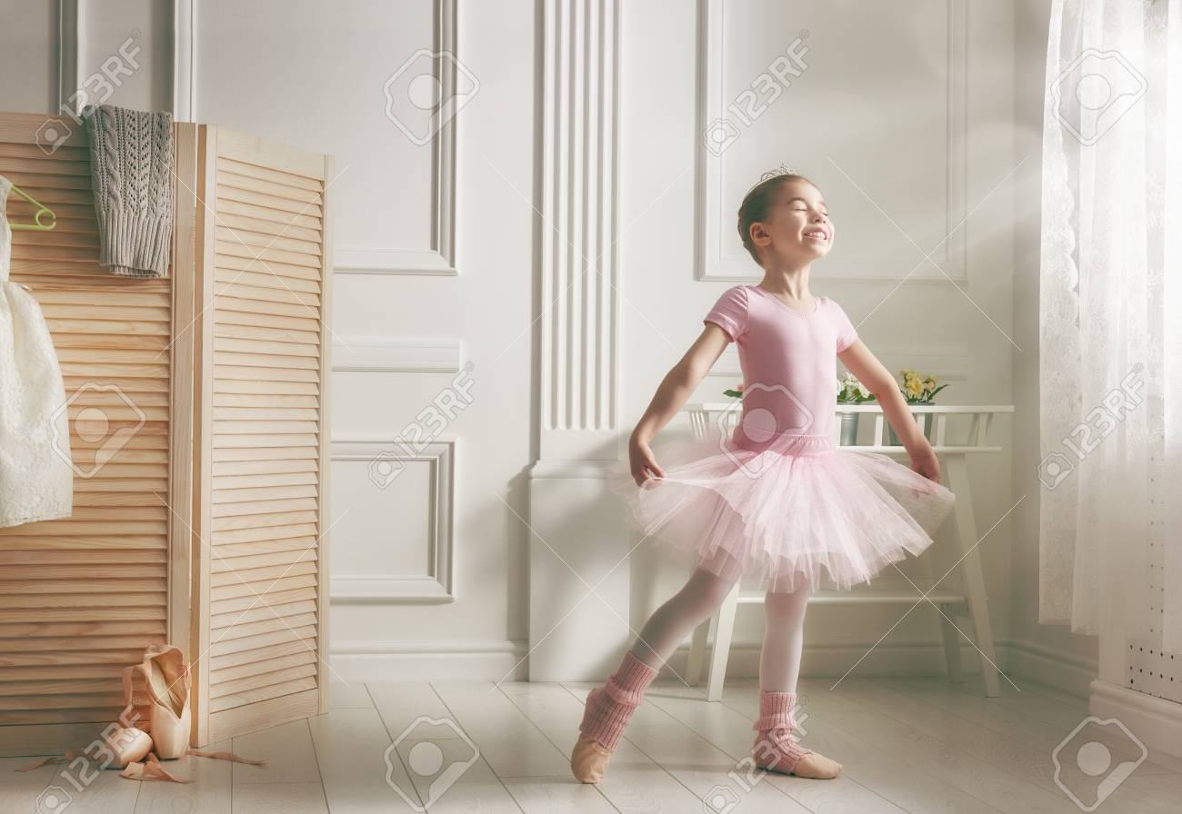バレリーナのかわいい小さな女の子の夢 部屋で踊るピンクのチュチュで子供の女の子 女の赤ちゃんは バレエを勉強しています の写真素材 画像素材 Image バレリーナのかわいい小さな女の子の夢 部屋で踊るピンクのチュチュで子供の女の子 女の赤ちゃんは バレエを勉強しています の写真素材 画像素材 Image