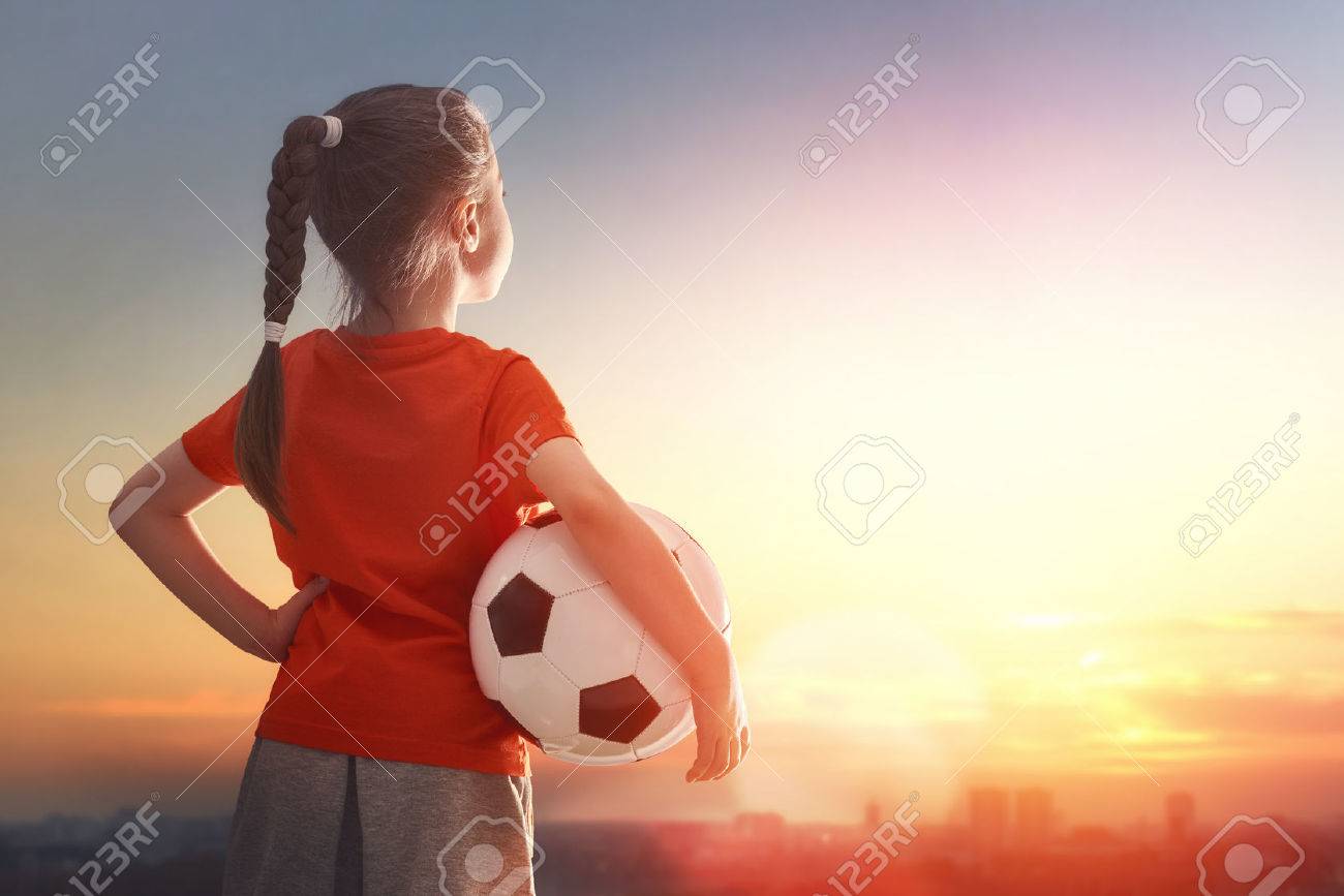 Nette Junge Mädchen Die So Gerne Fußball Spielen Nette Junge Mädchen Die So Gerne Fußball Spielen