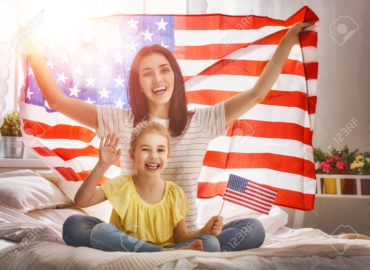 愛国心が強い休日 幸せな家庭 母と家でアメリカの国旗と彼女の娘子女の子 米国では 7 月 4 日を祝うため の写真素材 画像素材 Image