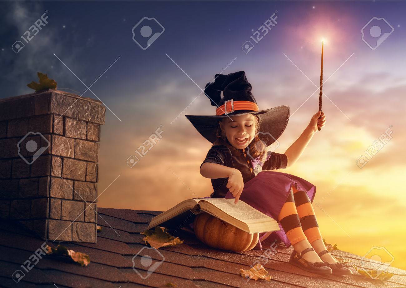 楽しいハロウィンをお過ごし下さい 魔法の杖と呪文の本かわいい陽気な小さな魔女 屋根の上に座っている魔女の衣装の美しい子供女の子手品と笑い の写真素材 画像素材 Image 楽しいハロウィンをお過ごし下さい 魔法の杖と呪文の本かわいい陽気な小さな魔女 屋根の上に座っている魔女の衣装の美しい子供女の子手品と笑い の写真素材 画像素材 Image
