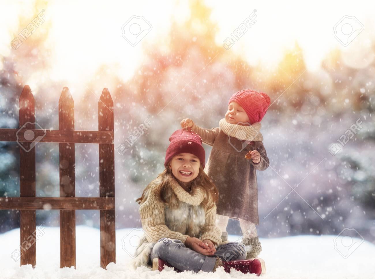 冬に遊ぶ二人のかわいい子供たち女の子自然の中を歩きます 幸せな子供は屋外 の写真素材 画像素材 Image