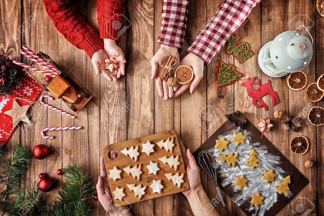 メリー クリスマスとハッピー ホリデー 母 父と娘は クリスマスのクッキーを準備します つまらないもの プレゼント お菓子やクリスマスの飾りのクッキー 平面図です 家族のクリスマスの伝統 の写真素材 画像素材 Image メリー クリスマスとハッピー ホリデー 母 父と娘は クリスマスのクッキーを準備します つまらないもの プレゼント お菓子やクリスマスの飾りのクッキー 平面図です 家族のクリスマスの伝統 の写真素材 画像素材 Image