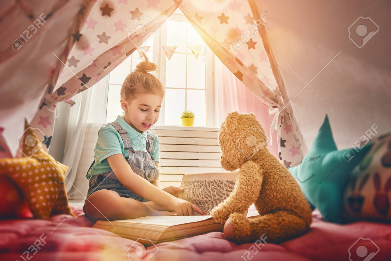 Cute Petite Fille De L Enfant Est En Train De Lire Un Livre Bonne Fille Jouer A La Maison Bel Enfant Drole Amusant Dans La Chambre Des Enfants Banque D Images Et Photos Libres
