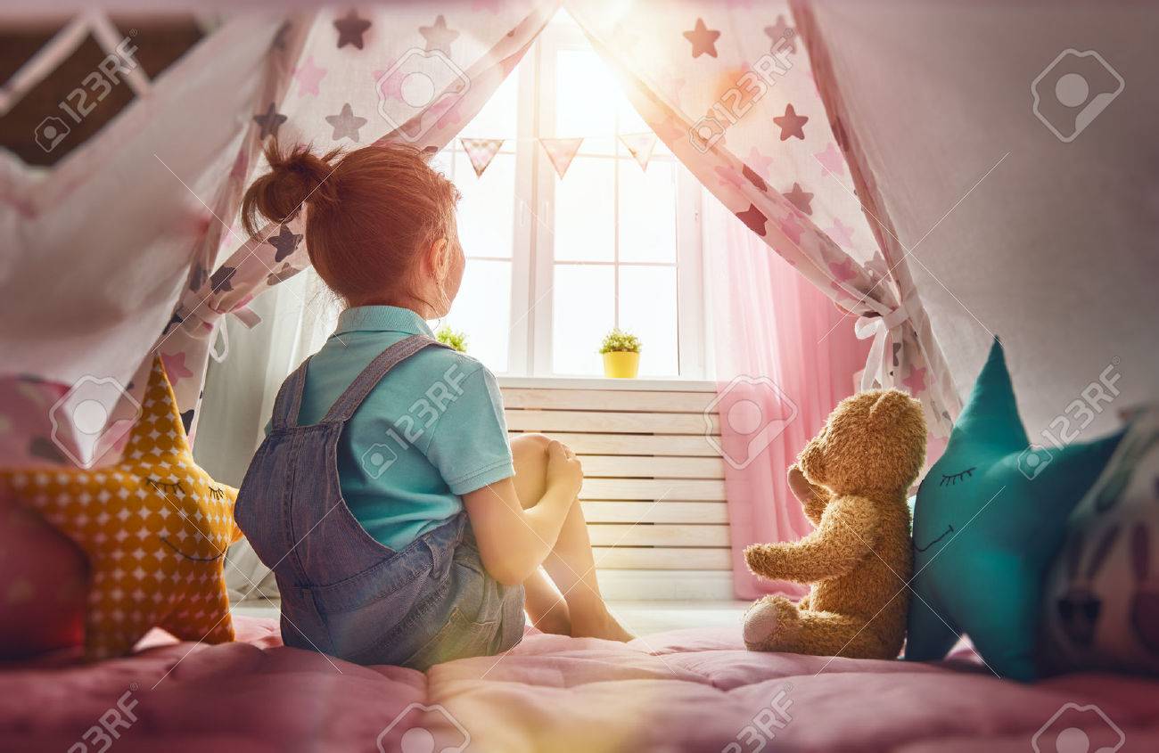 幸せな女の子に家を果たしています 子供部屋で楽しく面白い素敵な子 の写真素材 画像素材 Image